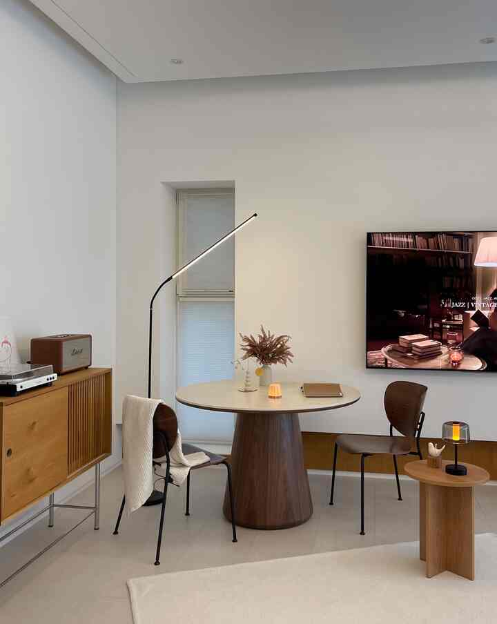 #예쁜템최고야 #콘수프기록집 #화이트우드인테리어 #화이트우드거실 #거실스타일링 #거실꾸미기 #원형테이블 #세라믹테이블 #일룸식탁 #장스탠드

ミルクウッドハウスのリビングルームの風景 Day & Night 🫶🏻

最近本当にたくさん座っているこの空間！
子供がいるときは宿題するジョンだった。
育てて一人でおやつを食べながら笑
音楽も聞いて本も見る大切な趣味ゾーンです:)

好きな照明と綺麗なオブジェいっぱい上げておいて
私は写真を残してください🤍


