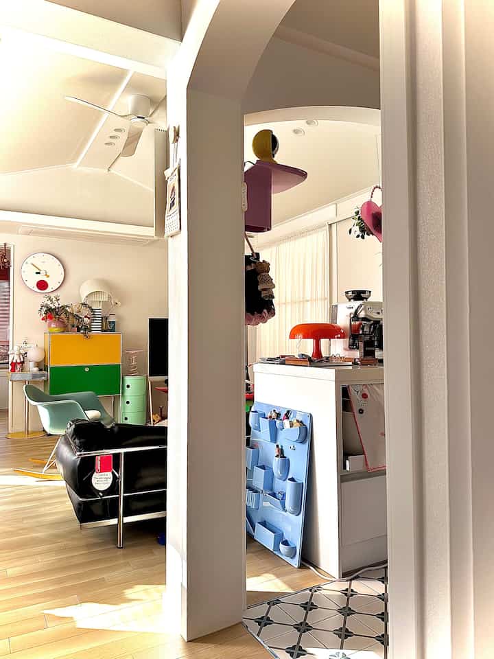 ＃コンスープ記録集＃インテリアノウハウ＃4

インテリアしたときにキッチンとリビングルームをドアなしで分離したかったし、キッチンは床材が必ずタイルだったんです！ 🤍
調理して食べ物が飛び出してもタイルが掃除する方が楽で、キッチンはタイルで床材を選び、リビングルームは暖かさを感じて床に施工しました！ 
床材だけ分離してもドアなしで他の空間感を与えてくれて私はとても満足しています！インテリア 一度すれば床材は特に変えにくいので、する時によく選ばなければならないというのが私のインテリアノウハウです 🤍✨

#USMハラー＃コンスープ記録＃住宅インテリア＃ヴィトラ

