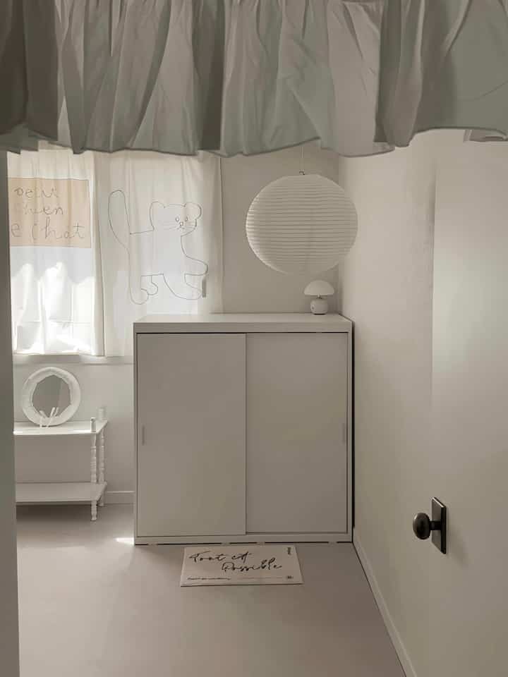 インテリア小道具おすすめ🪡🪽

インテリアの小物の中で本物の「桑抜く」 
アイテムは別にありました。
一つの空間でしかきれいではなく、
色んな空間に置いても自然に似合うアイテムたち。

やっぱりそんなこと
飽きずに、長く使うようになると思います:) ໒꒱ ‧₊˚

そのうちの一つがまさにこのペーパーランプ。
寝室に置いた時も綺麗ですが、
子供部屋に歩いても雰囲気がしっかり生きますか。
空間ごとに異なるムードで演出されるのが魅力です。

きれいなのに活用度まで良いアイテム、
こんなのが本当に長く使う小物だと思います✨



＃コーンスープ記録集#ホワイトインテリア