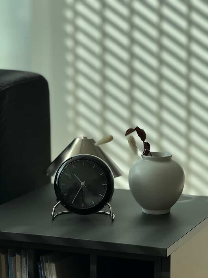 同じ卓上時計を2つ使用中⏰

ベージュの卓上時計を数年間よく使用
もう一つ必要なので、最近買ったようなデザインのブラック卓上時計です！

オブゼロも可愛い
時計としても満足なアイテム👍
壊れずに長く使えるクオリティです！

あまりなくても本当にかわいいですか？

＃コンスープ記録集＃リビングルーム＃タイルカーペット＃コラボレーション＃ターンテーブル棚＃lp収納棚