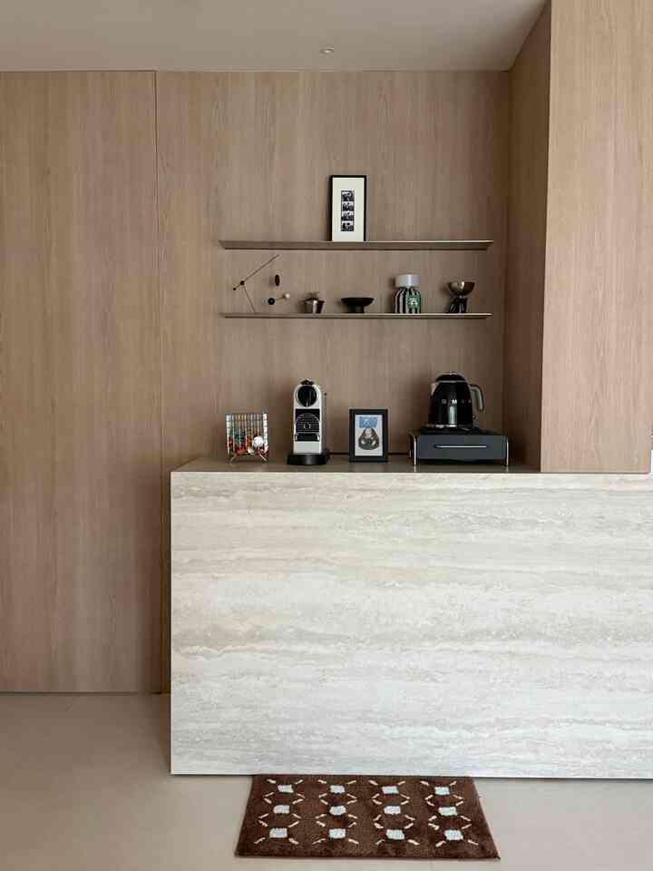 #アルファルームインテリア

もともとアルファルームだった空間を半分は拡張して共用部（ホームカフェゾン）として活用し、半分はパンツリーとして活用しました。

そうするとキッチンが広くなって全体的な空間ははるかに広く見えます。 

しかも、雑多な荷物はすべてパントリーの中の整理箱にまとめて収納しておくと、ミニマリストで整えられた家を維持できますよね。

あいまいに出てきたアルファルームのため撤去を悩んでいるなら、
こんな方法も一度悩んでみてください！ 

家は本当にきれいで広いようです✨


＃アルファルーム＃アルファルームを飾る＃アルファルームを拡張＃アルファルームを活用する＃アルファルームを取り除く＃パンツリー＃パンツリーを整理＃パンツリーを収納＃パンツリーヒディンテム＃パンツリーを整理する＃パンツリーインテリア＃パンツリースペース＃パンツリー棚＃ホームカフェ＃ホームカフェゾーン＃ホームカフェインテリア 

