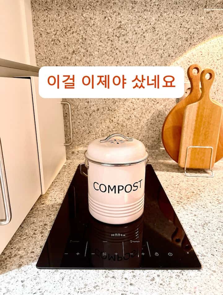 キッチンに食べ物ごみ箱を別に買わなかった

平日に働く
料理も好きですが、ほぼ週末にしかしないから
食べ物があまり出てこないです。

だから
ビニールに集めた
一度に捨てるように書きました。

しかし、これがずっと集まっています。
臭いも出て…
捨てに行く時も何か堂々とできなかった感じ…

だから食べ物ゴミ箱一枚だけしました。

これはゴミ箱のようではありません。
今隠さずに
流しの上に置いて書いています。

アップロードしても厄介な感じはありません。
むしろもっときれいに見えます。

ふたとフィルターのおかげか
臭いも確かに少ない
夏でも虫の心配は少なくなりそうです。

ハンドルもあります
捨てに行くときに持って行くのも楽です。

今食べ物が出たら
すぐに捨てるから
キッチンがはるかにきれいになった感じ😊

これをなぜ今買ったのですか？

今食べ物を捨てに行くときに堂々と行きます😁


＃コンスープ記録集 
＃空間別サリムテム 
#キッチンディスペンサー#キッチンインテリア 