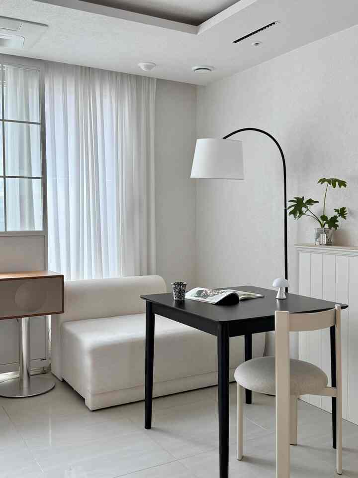 This is a product I personally used and styled after receiving it through the #오감리뷰 program.

Just look at this clean, classic design..🖤

The solid wood legs, which drop cleanly in straight lines, harmonize with the rounded tabletop to create a modern yet soft feel.

The tabletop is a neat rectangle and the legs are cylindrical, so the straight and curved lines blend together in perfect harmony to create an even more sophisticated atmosphere✨

I was hesitant about bringing black into my white-toned home, but once I actually placed it, I was satisfied because it served as a focal point in the space and created a much trendier vibe¨̮

It doesn't feel cramped even without being placed against the wall, and I liked how it makes the space look organized no matter where I put it.

I chose the 800 size, and it is wider than I expected, making it great for use as both a dining table and a tea table. It feels stable and helps me concentrate well, not only when drinking coffee or having a light meal, but also when reading a book or using a laptop. I am particularly satisfied with its high versatility, as it is a piece of furniture used frequently in daily life☺️

Since it is a dining table used every day, I paid close attention to the material and finish. Made from solid rubberwood, it minimizes concerns about odors or harmful substances, and I felt reassured by its solid durability.

The edges from the tabletop to the legs are all rounded, making it safe to use even in a home with a child, and the smooth surface provided a satisfying tactile feel.

Overall, it is a table that balances design, stability, and practicality, making it a piece of furniture that is great to keep and use for a long time. It is comfortable enough to share with family for everything from meals to casual tea time, and it possesses a classic charm that you won't get tired of even as time passes🩶

#HeidiMono #베스트리빙 #식탁추천 #카페테이블