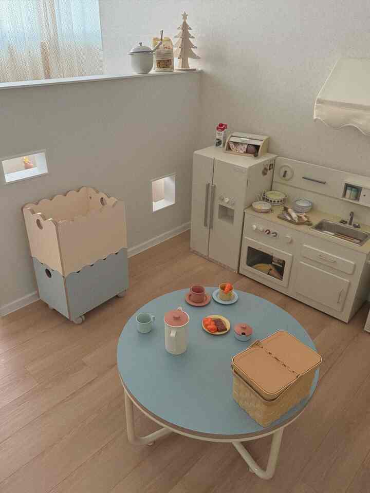 
とてもかわいいおもちゃ 

柔らかくふわふわの食パンの形をモチーフにデザインした 
「モモブレッド」🍞

車輪が走っている子供たちは自分で遊び場を
自由に移動して持ち歩くことができます 
積層保管が可能な収納ボックスの形が空間 
活用もとても良い！ 

同じ色を積んでも可愛いですが、私のように2つ 
他のカラーをマッチさせてもとてもユニーク！ ✨

コメモはプロセスが複雑で難しいです 
子供たちの安全のために柔らかい質感で
締め切りにラウンド部分をどれだけ気にしたか 
触ってみるとすぐに感じられました。 

側面にネジが露出していないので、きれいです。 
ホイールも騒音なくとてもスムーズにデグル…
さらに、コメモイはとてもよく収めています 
その感性あふれるカラー… 。 

私はピッチベージュとシフォンブルーカラーでピック 

リアリオプレイルームにとてもよく似合うモモブレッド🍞 
見るだけでも暖かく感性あふれるアイバンインテリア完成 

-

＃コンスープレコードハウス＃今日の私たちの家＃子供部屋＃子供部屋のインテリア＃子供部屋飾り