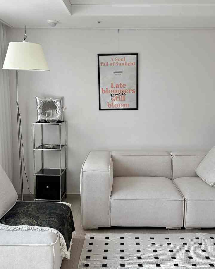 曇りの日が続く最近
家の中の小さな変化で
気分を換気してみます。

私は折りたたんだラグを取り出します
また席を作る

その一つだけでも
重い心が静かに沈みます。 𓂃 

-

＃今日の家＃今日の家が＃家を飾る＃ホームスタイリング
＃感性インテリア＃ミニマルインテリア＃新婚ホームインテリア＃リビングインテリア＃ラグインテリア＃ホームデコ
＃子育て屋＃赤ちゃんの家＃子供と一緒に＃子育て日常＃私たちの家の記録＃空間記録＃家の温度＃今日の空間