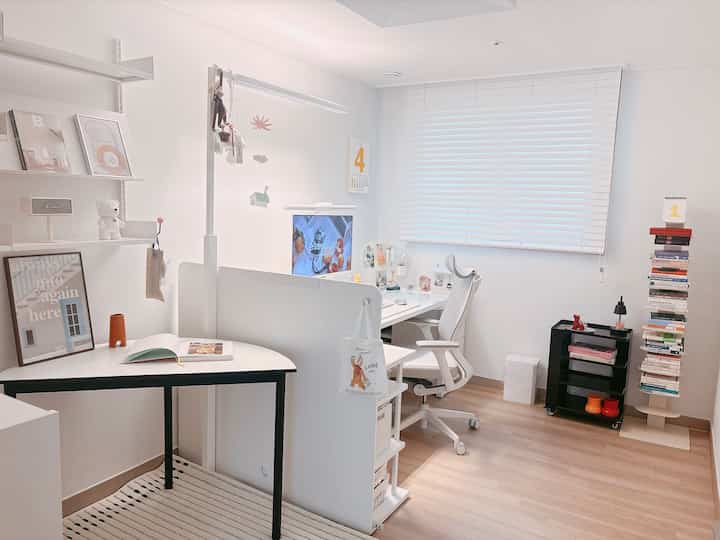 #アルファルームインテリア 

アルファルームを書斎として活用しています。 すっきりしたハンサム机とマルチ棚で集中空間を作り、レアロー棚と半円テーブル、ビリー本棚で感性的な休憩空間を加えました。
一つのアルファルームの中で「集中」と「休息」が自然につながる空間です:)

＃書斎＃オビキ＃orbitkey＃オビキデスクマットスリム＃フレーム＃ハンサムブランクコンピュータデスク＃ムードパーティション＃ハンサム＃ハンサムブランク＃リカチル＃レアロウシステム棚＃北棚＃ドゥドット＃メイド＃デスクテリア＃ホワイトインテリア＃インテリアアクセサリー＃書斎インテリア