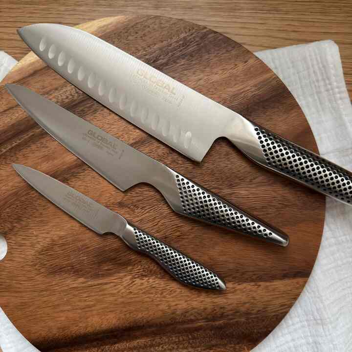 ＃かわいいテム最高です＃コンスープ記録集 
🔪✌️

今回はオジッポイントで壮大なグローバルナイフ✨

初めてぴったり取り出したとき、ずっしりしながらもバランス感が良くて
「あ、これは長く使う」と思っていました。
野菜切る時もやさしく押され、
肉を手入れする時も力が少ないから
調理するときに大丈夫気分まで良くなる感じです。
デザインもすっきりして、あえて隠さずに取り出しておく 
欲しいキッチンテム :)
切削力は言うまでもなく、グリップ感がとても良いですよ！ 

既存のカールブロックにもぴったりなので嬉しいです^^ 
小さな道具を一つ変更しただけです。
キッチンの雰囲気と私の心まで一緒に整えられる感じです。 
今日もこの剣のおかげでもう少し丁寧にご飯を準備してみましょう😙

このようにもう一つ、長く一緒にするものができましたね:)
。
。
。
＃グローバルナイフ＃グローバルナイフレビュー＃カールブロック＃キッチンナイフおすすめ＃キッチンナイフセット＃キッチンナイフ＃ナイフセット＃ナイフ＃キッチンツールおすすめ＃家事記録＃家屋＃家具＃キッチンインテリア＃キッチン＃料理ツール＃カールおすすめ＃ステンレス鋼＃ミニキッチン＃キッチンスタイリング＃ウッドドマ＃キッチン