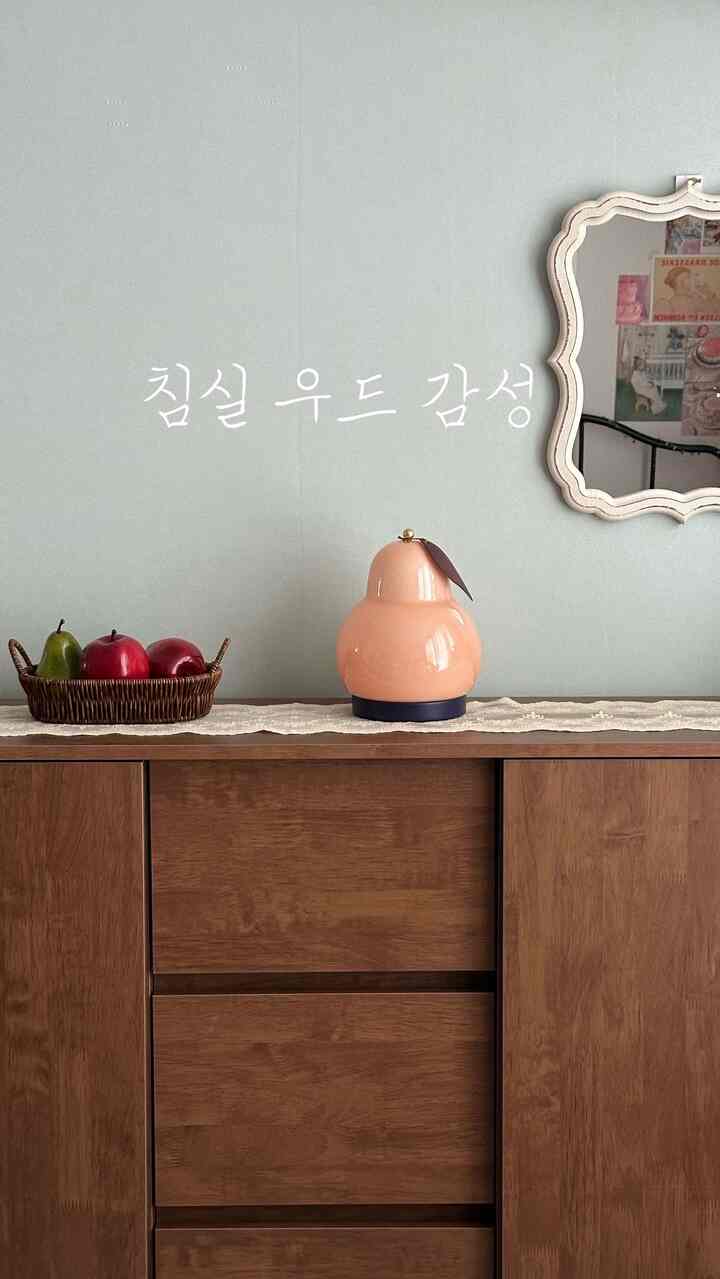 #コンスープ記録集 #インテリアノウハウ
＃寝室のインテリア＃ウッド感性＃寝室＃ビンテージインテリア 
＃ルミール果実照明＃ルミール＃収納帳＃ウッド収納場
＃小さな部屋を飾る＃小さな部屋のインテリア 

濃い木の収納場所に実の照明がある場合
空間の雰囲気がさらに深くなります🥰🤎
