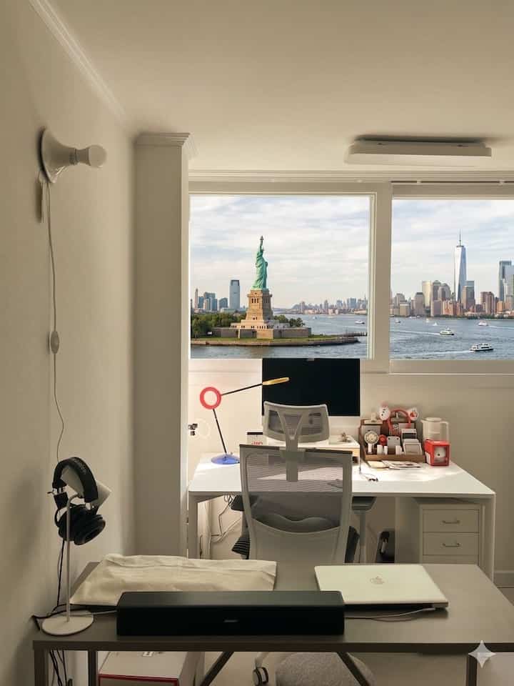  #콘수프기록집  #책상꾸미기 #데스크테리어 #조명인테리어 #아르떼미데 #라문아물레또 #뉴욕 #오늘의가든