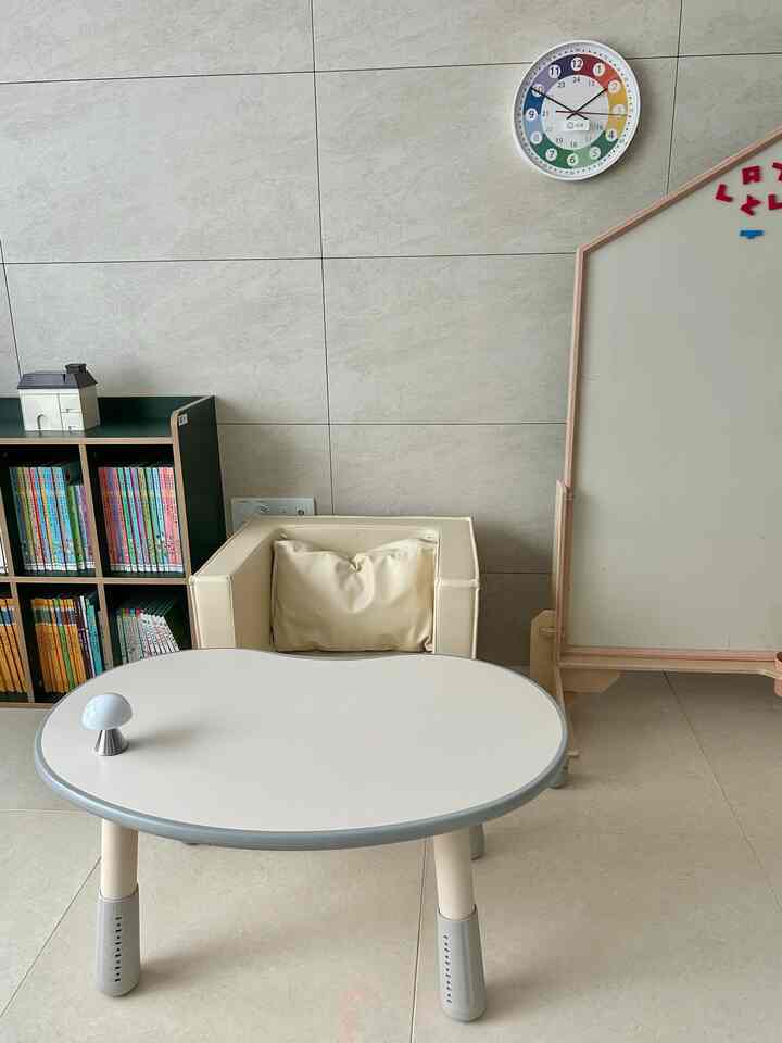 午前には子供たちの読書ゾーンを少し構造を変えて簡単にまとめてくれました。 

最初と2番目がそれぞれの席で本を見ることができるように 
背の高い最初はデスクとソファ、
まだ突然二番目は読書通りに分けてあげる！ 👀


そして二番目が最近どんなにどこにも上がろうとして初めてからとても上手に使っていた……

子供のものが多すぎて、私はいったいついつミニマリズムを実現できるのか…？疑問です。.😳
笑

みんなリラックスして夕食をとってください🤍 


＃リビングルームインテリア＃リビングルーム＃拡張リビングルーム＃兄妹家屋 