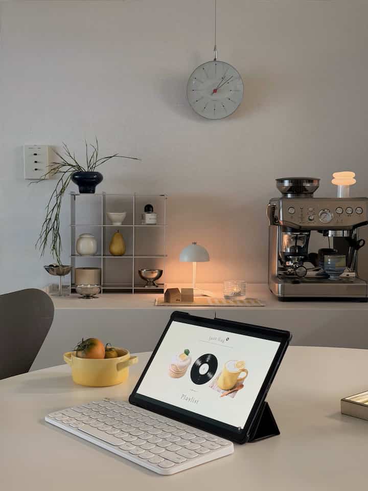 ＃コンスープ記録集
🤍💛クリームホワイトとレモンイエローツートンカラー
薄くて小さくて軽いBluetoothキーボードに 
エクト感性がいっぱい入っている✨
日常で使うのもいいけど 
スーツケースにすっぽり - 持ち運びが簡単なのでもっと👍🏻

可愛い小石のキーキャップはしっかりと柔らかいキー感です。
シーザースイッチ設計で低騒音なので、時々行く図書館で
使い勝手も良かった。
機器4台のマルチペアリングが可能
電池不要の充電式な点も非常に便利な要素🙂‍↕️🙂‍↕️

長い間電話をしているのは手首が痛いです。
キーボードで返事も行くので、姿勢も手首もしっかり快適だ🍃

＃提供＃エクト＃エクトキーボード＃ミニキーボード＃ブルートゥースキーボード＃ポータブルキーボード＃iPadキーボード＃タブレットキーボード＃デスクトップテリア＃デスクセットアップ＃デスクインテリア＃デスクデコレーション＃ホームカフェ