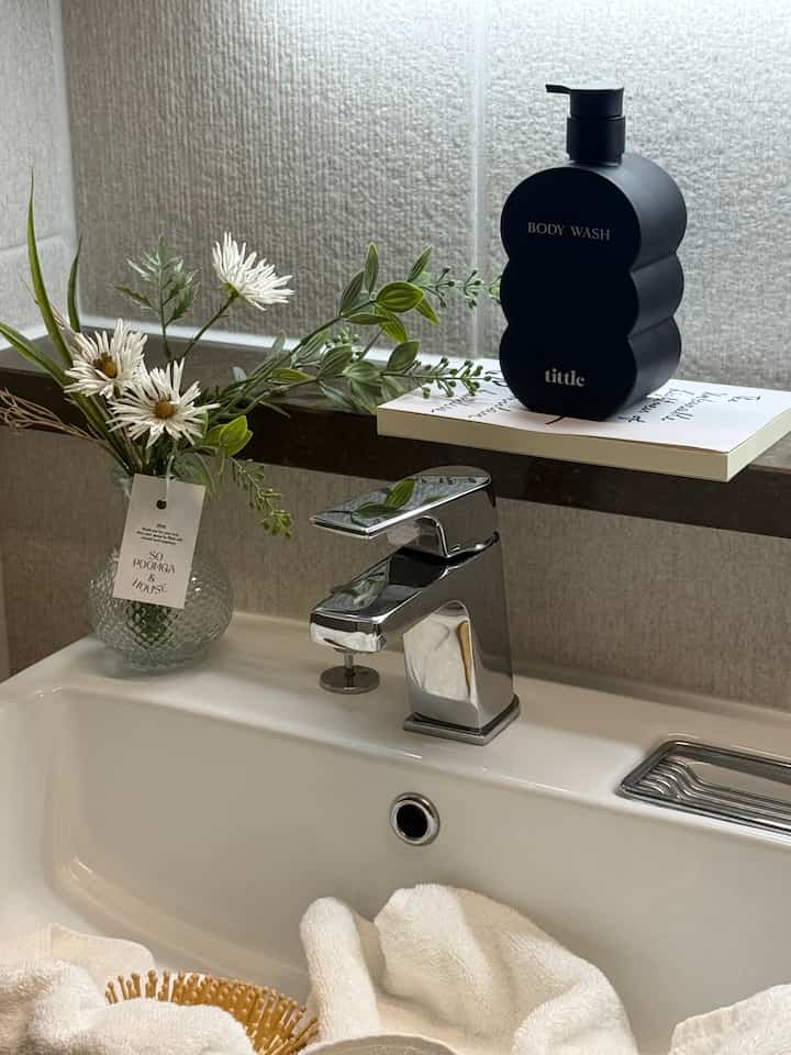 #오늘의우리집 #콘수프기록집 

▫️ティーをボディウォッシュジェントルハーブガーデン500ml

最近シャワーを浴びると 
ホテルに行ってきた感じがえゆ

ティーをボディウォッシュしてみました。 
ホテルアメニティで引き受けたようです 
あの高級陣の香りが銀銀ハニーファジーだよ 

ハーブの香りから始めて 
ウッディマスク感で残響が続く 
無理なく落ち着いて良かった 

泡も柔らかく 
洗ってから引っ張らないで 
快適に仕上げられる感じだから 
デイリーで書くのに負担がかかりません。 

ワイン発酵ブドウ成分が入ったと言う 
角質もやさしく整えてくれる感じだから 
最近はシャワーが待っていました。 

弱酸性に低刺激テストも完了した製品だ。 
敏感な日にも気軽に書いています。 

家で使うのに
ホテルが来たかのように 
雰囲気が変わるのが隠れ気持ちいいね🌿  #티를 #바디워시   #맞팔    #홈스타일링