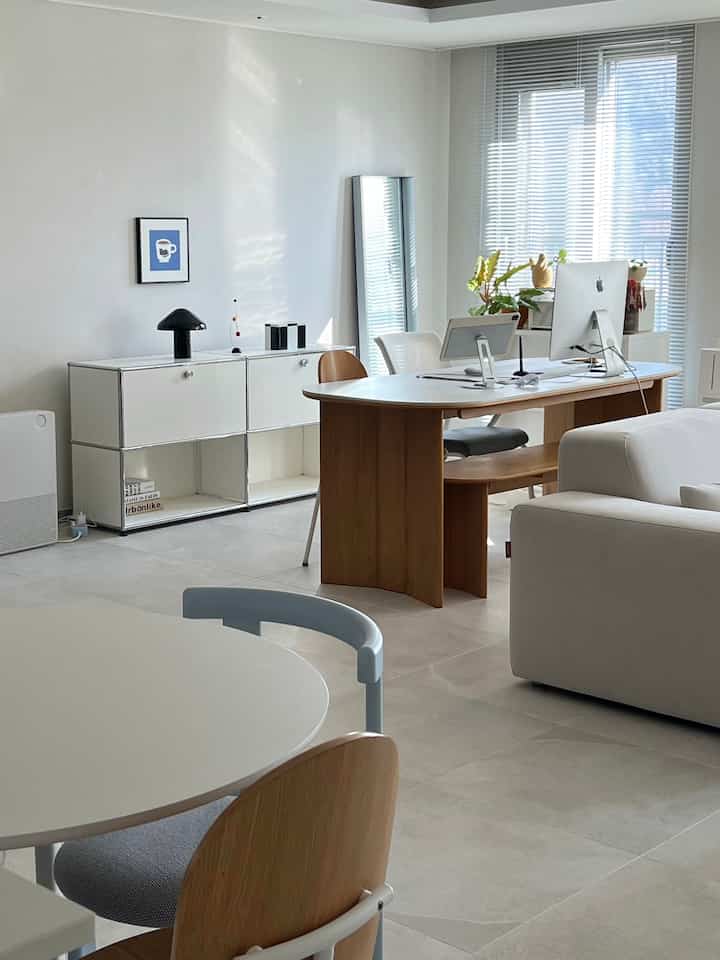 #콘수프기록집 #예쁜템최고야 
フラットポイントダイニングテーブルチェアのブルートンと全身ミラーのブルートンがじっくりと合って気に入っています！
USMの上にはブルーカラーを合わせて
ポスター額を掛けてくれたらちょうど似合いますね😁

 #거실 #거실인테리어 #거실꾸미기 #유에스엠 #usm #usmhaller #플랫포인트 #플랫포인트거울  #6인용식탁 #6인용테이블 #포스터 #액자 #액자인테리어 #포스터인테리어 #거실포스터 #포스터액자 #소파 #오데르소파 {2   #맞팔 #맞팔해요