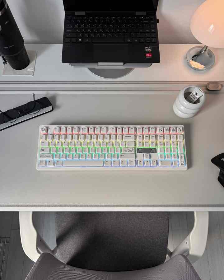 ＃製品提供|しっかりした打鍵感の低ノイズキーボード⌨️
作業効率を高めるデスクトップの一つであるキーボード。
キーボード一つだけ変えても仕事集中度が上がっていくようです！

最近、最愛のキーボードはプリフローで新しくリリースされました
F1 PRO MAX ART 低騒音ブルー軸です。
あちこちに描かれたプーダンがイラストがとてもかわいいです。

ブルーシャフト特有の静かな腱心配がさっぱり中毒性あったんですか？
低騒音ですが打感もしっかりして柔らかくて満足です。

有線無線リアル8Kをサポート
ゲーミングキーボードの中で最上級の反応速度とパフォーマンスを提供する
プリフローキーボードの強力なお勧めします🫧
 
#プリフロー #preflow #キーボードおすすめ #職場情報 #事務室 #事務室インテリア #デスクインテリア #デスクテリア #インフルエンサー #協賛 #キーキャップ #キーボードダック #プーダン #keyboard #デスクセットアップ #ホワイトインテリア #ドゥドン #イケア＃パイピー＃スタンリー＃ノートブック＃低騒音キーボード＃コミュニケーション