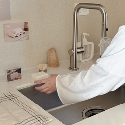#오늘의우리집 #콘수프기록집 
저는 왔갔다하며 은근 주방에서 손을 
씻을 일이많아서 항상 핸드워시를 별도로  두고 사용했었어요 .
근데
주방세제 + 베이킹소다 + 핸드워시까지 
비누있어서 사용중인데
한번에 하나로 해결가능하니까 너무 편하더라구요
요즘 자주 쓰는 제품 추천드려봐요 ☺️ 
#주방 #주방인테리어 #주방용품 #주방꾸미기 #주방수납 #주방정리 #설거지 #설거지바 #주방세제 #핸드워시 #비누 #도마 #깜뽀르테 #인테리어 #리모델링 #주방리모델링 #우드인테리어 #맞팔 #선팔 #소통