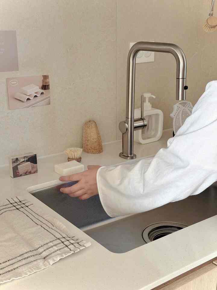 ＃今日の私たちの家＃コンスープ記録集 
私は行ってきました、 
洗うことが多かったので、常にハンドウォッシュを別々に置いて使用していました。

しかし、
キッチン洗剤+ベーキングソーダ+ハンドウォッシュまで 
石鹸で使用しています。
一度に1つで解決できますので、とても快適です。
最近よく使う製品をお勧めします☺️ 

#キッチン#キッチンインテリア