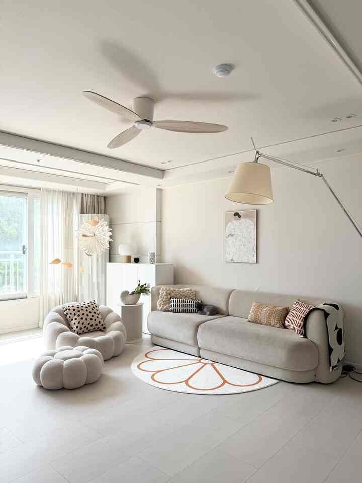 ＃コンスープ記録集＃今日の私たちの家＃リビングルーム＃リビングルームインテリア＃ホワイトインテリア＃スペース分離インテリア 

今日はリビングルームに 
キャメルデイジーがすごい🧡

ホームカフェゾーンにも
赤い花が大好き✨

花のインテリアが好きです☺️

＃リビングを飾る＃リビングスタイル＃ラグカーペット
＃ラグスタイリング＃ラグマット＃四季ラグ＃ミニラグ＃ポイントラグ＃リビングラグ＃ラグおすすめ＃アルテミデ＃北欧インテリア