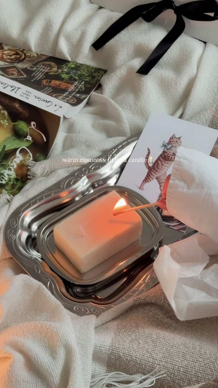 ＃コンスープ記録集 

#candlelover 🕯️🧈✨

昨日家に着いたらすぐ
ため息 フウク—寝て😴

今日は押された洗濯物から
乱れた家の整理まで🧺

勤勉に動いた。
ハルがホロロクを通り過ぎた☁️

整頓された家を見て
何からやるか悩んで、

前回のコラボレーションからよく書いている
ハッシュグローで過ごした
甘いバターキャンドルセットと🕯️🧈

この旅で買ってきた
レシピブックも取り出して広げた📖

甘い香りがほのかに広がる空間に
一人で静かに本まで読んでいるから
心までじっくりまとめられる感じ🌿

＃ハッシュグロー＃バターキャンドル＃ホームスターグラム＃ホームスタイリング