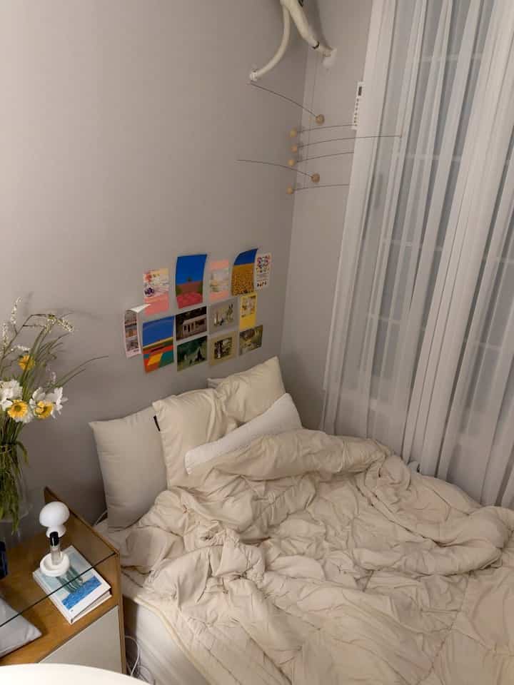 #コンスープ記録集 #インテリアノウハウ  
狭い家には、シフォンカーテンが広く見えて良いと思います。
＃ワンルーム装飾＃ワンルーム家具配置＃ワンルームスペース分離＃シフォンカーテン＃カーテンスタイリング＃カーテンインテリア 