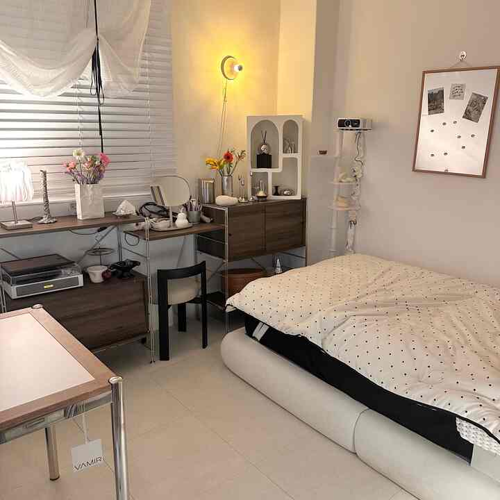 結局、構造をまた変えてしまった😂

家具が大きくなるから部屋が苦々しく見えて、あちこちやってみるから今の構造が一番広く見えるようですよ！

ああ、今回新たに発見したのが私はいつもビームを真ん中で撃ってこそよく出てくると思いましたがそれなり最新テム（？）なので、そのサイドで撃っても歪みなく補正になりましたね…。 !!!
これから部屋の構造を変えるとき、気軽にサイドに置くこともできますよ😁


＃コンスープ記録集＃構造変更＃マグネットボード＃ターンテーブル 