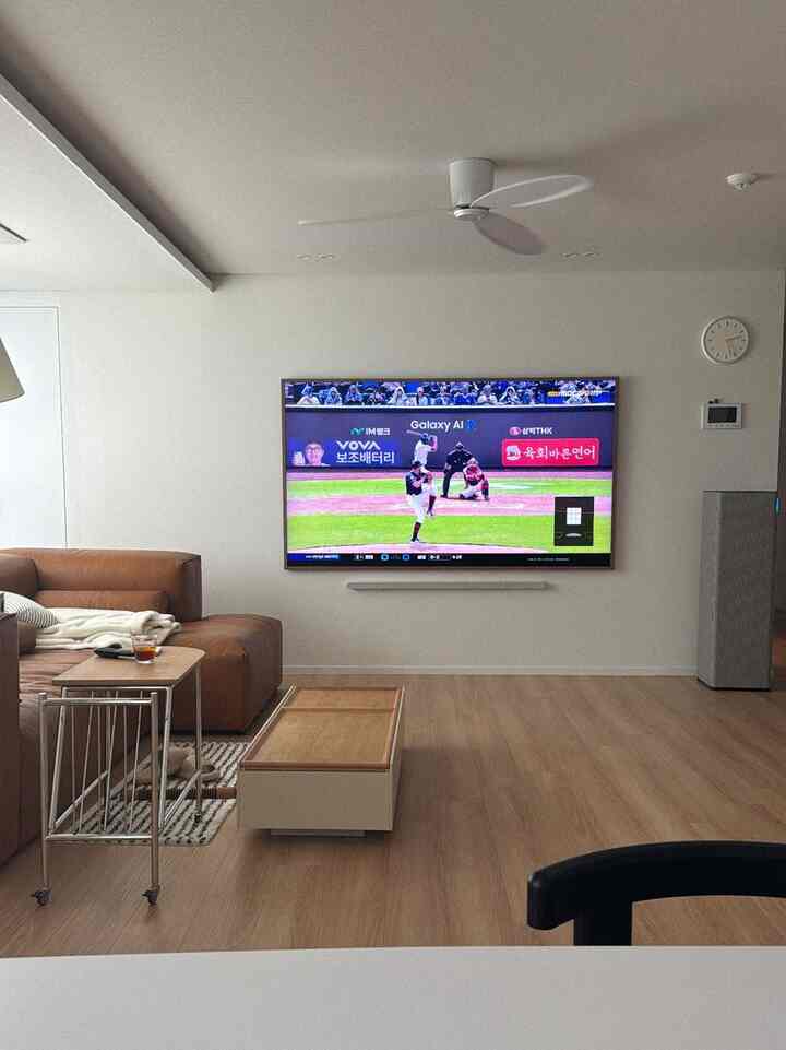 #自宅で野球を見る人 

私の家ホワイトノイズ on
いよいよ開幕しました…
車の口に上げたくないです。

感情のジェットコースターに乗って生きていることを感じます

＃スペシャルクリエイター＃リビングルームのインテリア＃リビングルームのスタイリング 