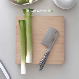 대파 오래 보관하는 법💡
대파는 쉽게 물러서 아깝게 버릴 때가 많잖아요. 
소분해서 진공용기에 담아 냉동보관하면 
한달 이상 신선하게 보관할 수 있어요. 
미리 정리/소분해서 냉동실에 넣어두면 
요리할 때 바로 꺼내서 사용할 수 있어서 편해요. 
<대파 정리하기>
1. 대파를 흐르는 물에 씻은 다음 물기를 빼준다. 
2. 적당한 크기로 자른 후에 진공용기에 담아서 냉동실에 보관한다. 
정리하고 남은 대파 음식물쓰레기는 음식물처리기로 처리 완료! 
락앤락 진공용기 + 음식물처리기 덕분에
살림이 편해졌어요. 
#애착살림템 #살림의달인 #락앤락 #음식물처리기 #진공용기 #밀폐용기 #살림살이 #정리 #식재료정리 #소분용기 #대파보관용기 #주방 #락앤락밀폐용기 #오홈스토랑 