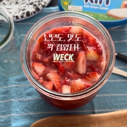 #애착살림템
#살림의달인
<WECK> 
매일 매일 쓰는,
이제는 더 이상 너 없이는 못 살아!
웩 유리용기예요.
미세플라스틱 걱정으로 집에 있는 보관 용기 중
플라스틱 재질로된 것들은 대부분 다 정리하고
유리로 바꾸고 있어요.
특히 웩 유리 용기는 크기도, 용량도 다양해서 
활용이 아주 좋아요.
➰실린더 용기는 음료잔으로 활용하면 마시다 남아도
뚜껑을 덮어 놓을 수 있어 좋아요
➰튤립 용기는 입구가 넓어서 딸기청 등 과일청을
담그기에 좋구요
➰몰드 용기는 원두나 남은 채소들을 보관하기 좋아요
유리 재질이라 식세기에 넣어도 오케이🙆
미세플라스틱 걱정 없어요🙅‍♀️
뚜껑도 다양한 재질과 형태, 컬러가 있어 고르는 재미까지!
이러니 애착 살림템 될 수 밖에 없겠죠?
#콘수프기록집 #살림템 #애착살림템 #웩 #웩용기
#웩유리용기 #웩서울 #웩시린더 #웩튤립 #저장용기
#저장용기추천 #유리저장용기 #유리용기 #밀프랩
#밀프렙 #밀프랩용기 #밀프렙용기 #과일청 #딸기청
#살림템추천 #살림살이추천 #살림템추천 #살림구원템
#맞팔