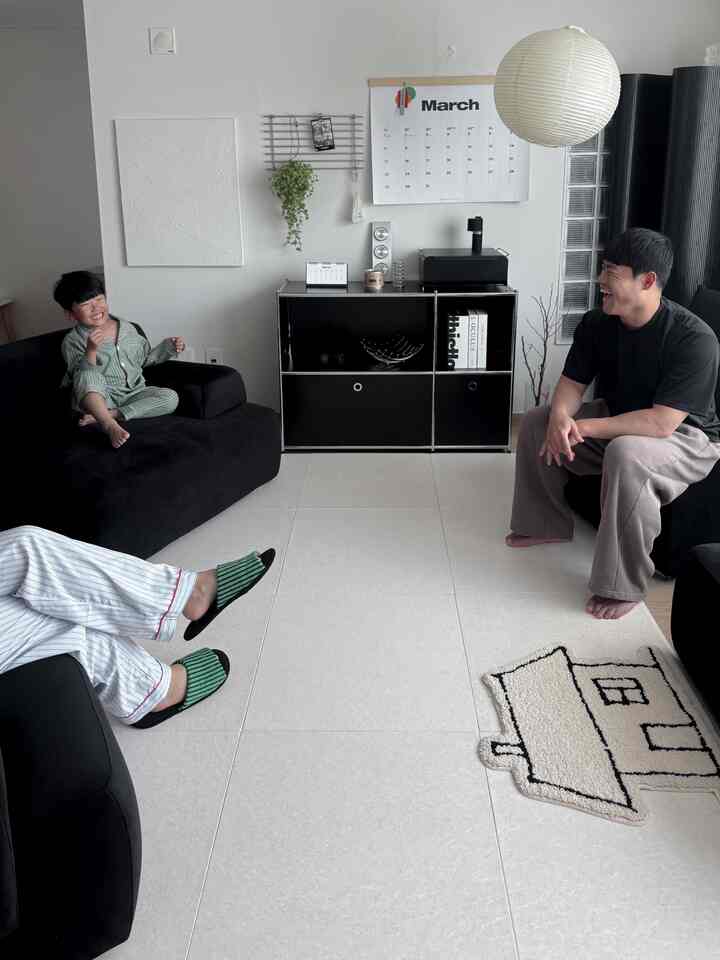 
ついに見つけた私の家の黒いソファ、、🖤
別にまた同様に、自由なモジュールなのでもっと満足！ 




＃リビングソファ＃リビングインテリア＃ホームスタイリング＃ブラックインテリア＃ブラックホワイト＃アパートインテリア＃家の飾り 