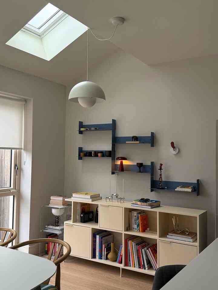 Soft daylight, clean lines, and thoughtfully placed details ☀️📚
A quiet corner that feels airy and organized, perfect for slow living and simple routines.

Credit: @Joyceemli&nbsp;<div>#ScandiHome #MinimalLiving #ModernInteriors #CalmSpaces</div>