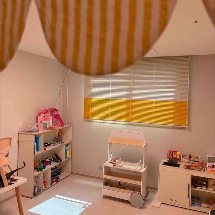 日差しがきれいに入ってくる子供部屋です☀️  

ホワイトトーンの家具でスッキリ整理  
子供の目の高さに合わせておもちゃと教区を配置しました:)  

遊びと整理が自然につながるように  
銅線も単純に構成してみました🤍  

まだ満たしていますが、  
子供と少しずつ完成していく空間ですよ✨  

＃子供部屋を飾る＃子供部屋＃プレイルーム＃幼児部屋＃ホワイトインテリア＃整理整頓＃子供部屋
