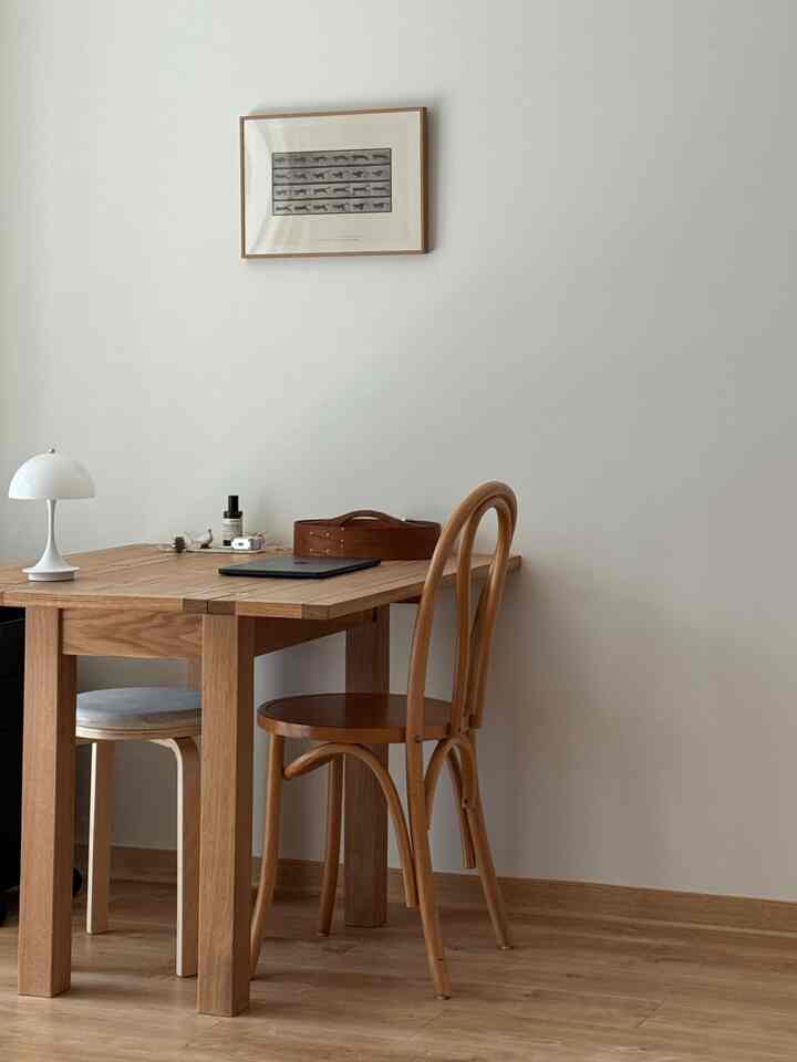 最近家を空にしています。
残骸も多く、よく使わない大きな家具をすべて整理中です。

生き残った最愛の家具
1. ダレイテーブル
食卓で書くにも、机で書くのにも大好きです。
拡張型テーブルなので小さな家で使うのもいいし、ナチュラルなウッドトーンが家の中にぬくもりを与える気分ですよ✨

2. ポザーホームの高い収納状
基本収納状として完全おすすめ！ 
私は非常に基本的なデザインの家具を入れてアイテムや花、植物を変えて雰囲気を変えるのが好きです。
デザインが跳ねない基本テムで始めると失敗確率が少なく長時間一緒に出来ますよ❤️

3. イケア・カラックス
すでにあまりにも有名なテムです。
好きなインサートをつけて自分だけのスタイルに作れるIKEA家具の大きな魅力ポイント！  #더레이테이블 #우드테이블 #코지인테리어 #수납장인테리어 #수납장추천 #홈카페수납장 #콘수프기록집 #잘산템  