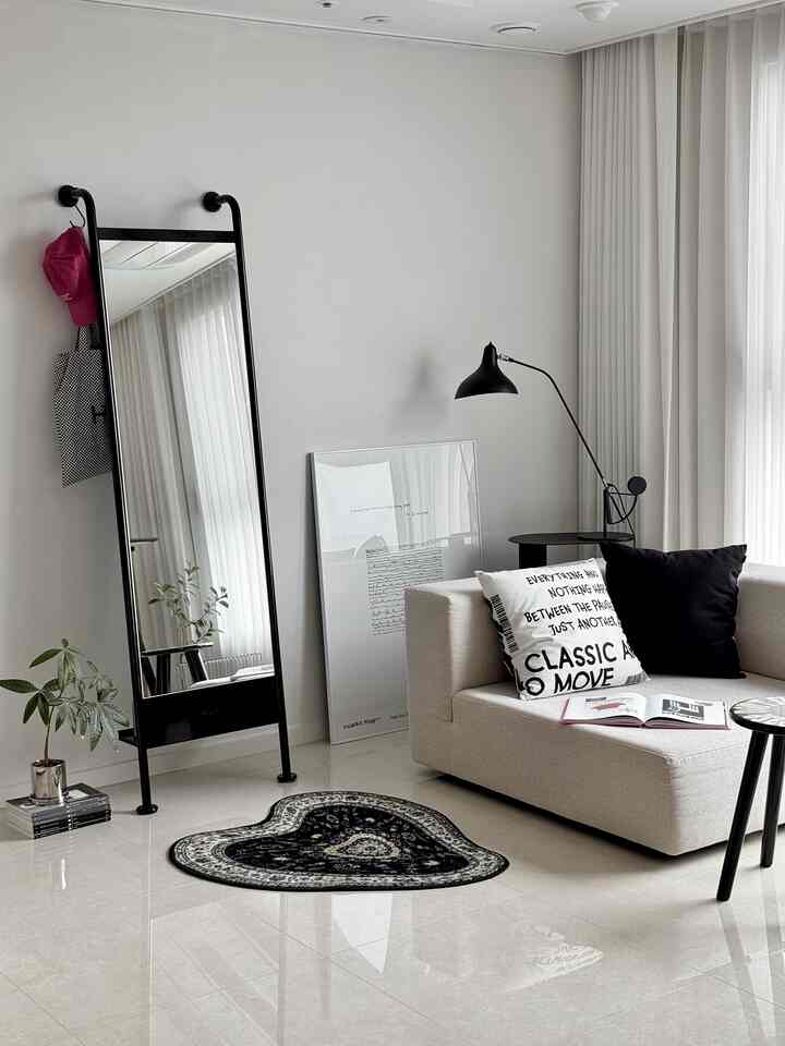 私は物を選ぶときに活用度が高く、既存に持っているものと自然に調和するかどうかを大切にしています。ちょうどそのような基準によく合うフォールズミラーに会うことになりました。

レアローフォールズミラーは、別途の施工なしでも透明なノンスリップパッドを使用して安定して立てておくことができ、壁の損傷に対する負担がありません。パイプには服やバッグなどを掛けておくことができ、下段棚には小物を載せておき、実用性までよく揃っています。

私が選んだSHINeeブラック（乳光）カラーを含め、新しくリニューアルされた全7色が今日の家で単独先行公開されたので、様々な特典でお会いしましょう！


#レアローエンバサダー #レアロー #rareraw
＃ポールミラー＃POLESMIRROR＃ミラー＃全身ミラー

 ＃リビングルームインテリア＃作業室インテリア＃カフェインテリア＃ミッドセンチュリーモダン 