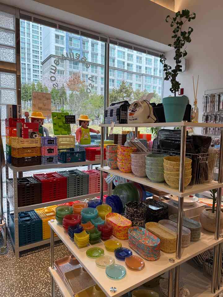 日差しがいっぱい入ってくる小道具ショップワンオン🌿

とても甘いボウル
かわいい小物でいっぱいの空間。
じっと見物だけでも気持ち良くなるところです:) #테이블웨어 #소품샵인테리어 #감성공간 #컬러포인트 #콘수프기록집 