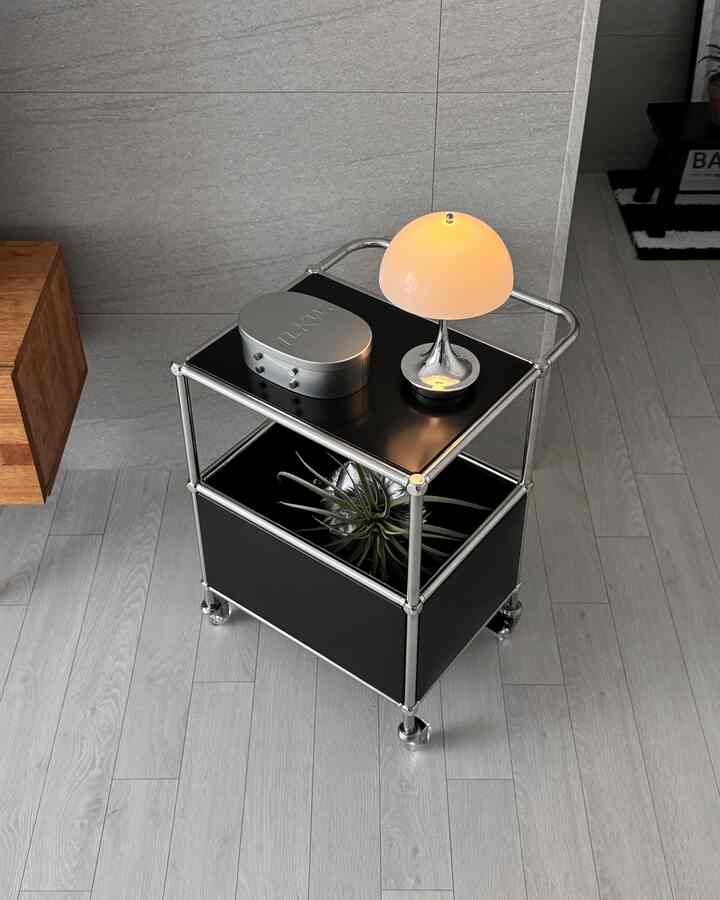 ＃製品提供|調理調理簡単に移動するモジュールトロリー🛞
数年前、モジュール家具にすっかり落ちていた時期がありました。
今回は良い機会で私たちの家のリビングルームに入ってきたモジュールトロリー！

強い耐久性と寛大な収納力、そして移動の利便性を
全て揃ったハウスレシピのステンモジュールトロリーです。

ステンレス201素材で製作され、軽くて丈夫です。
照明や本、カップなどを置くのに良いトップと、
深くて広くて雑動サニー収納に最適な下段まで！
2段構造なので収納力が大好きです。

プレミアムクリスタルホイールとワンタッチストッパー、
滑らかなラウンドシェイプノブでどこにでも楽に移動します。

サイドブラックパネルは脱着が可能ですが、
パネルなしでオープンタイプで使用すると開放感を与えます。
空間がより広く見える効果があります。
パネルなしで使う姿も今後別々にお見せします。

ダストブラックのほか、シュガーホワイト、ヴィンテージグリーン、コットンブルーまで
色も様々なのでお好みに合わせて選んでみてください🗑️

#ハウスレシピ#houserecipe #トロリー収納場 #トロリー棚 #ステン棚 #ステントロリー #ステン #調和 #ティランドシア