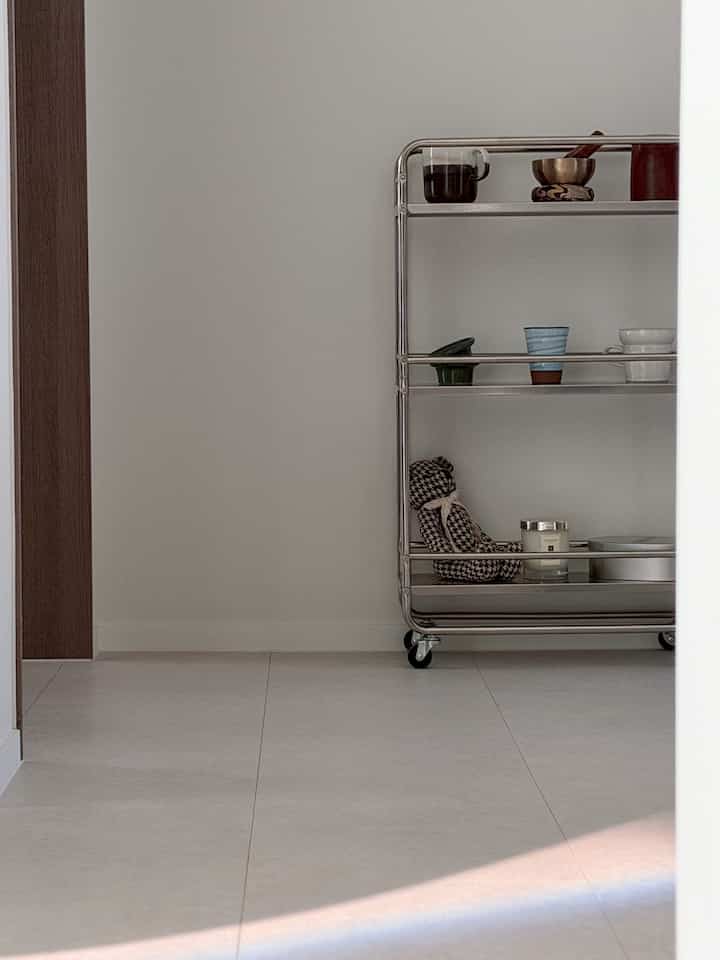 #현명한소비 1 #콘수프기록 

1年以上あまりにもよく使用されているトロリー

私の化粧品の整理棚になった
今は壁の片側に愛情のこもったものになりました。

ボウルを置いたり
照明を置いたり  #집꾸미기 #오브제 #선반꾸미기 