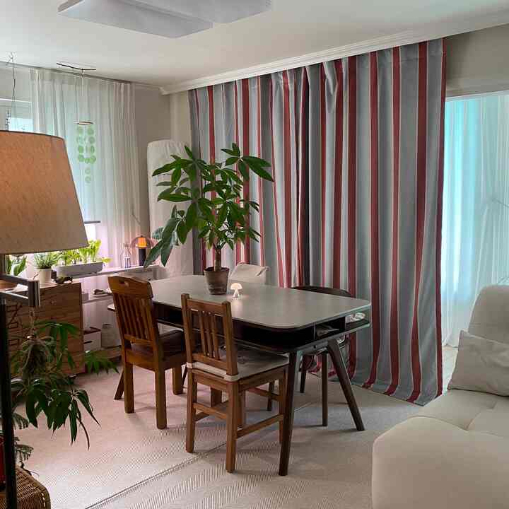 #コンスープ記録集 #きれいなテム最高2

✨緑の森ベルベットカーテン🌿

ドロップドロップドロップブランドのベルベット岩幕カーテンが訪れました。
リビングルームがとても豪華に変わりました😊

✔️サンセットパレードカラー
豪華なブリックレッドのカラーで 
植物が際立つ上質なムード仕上げ！

日差しが染み込む時は深みのあるように、 
照明が当たるとより鮮明に✨

ベルベットのほのかな質感の上に 
パターンの存在感が生きますか。

✔️暗幕・防風効果があり、四季活用可能。
冬には空間のぬくもりを守り、
夏には強い日差しをやさしく隠してくれ、エアコンの冷気も取ってくれる 
1席2組カーテンですよ👍🏽

✔️長さ調整が可能なカスタム製作可能です。

ドロップドロップドロップカーテンで 
四季の我が家のムードも守り、温度も見守っています🌿 
。
。
。
＃ドロップドロップ＃カーテン＃ベルベット岩幕カーテン＃homedecor＃フランテリア＃リビングルーム＃リビングカーテン＃リビングインテリア＃1インソファ＃ソファ＃リビングソファ＃モジュールソファ 