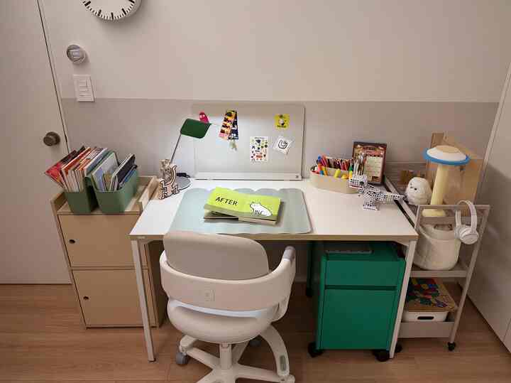 ＃賢明な消費＃コンスープ記録集 

子供たちが書く机はいつも汚染が起こりますね…。 🥲
だから昔からIKEA透明デスクマットを使ったのに実用的だけだったんですよ。
だから今度はかわいいデスクマットを聞いたら、アイデスクムードがもっときれいになったと思います💚
実用的で、きれいなテムはまさに賢明な消費ではないでしょうか？🤭


＃子供部屋インテリア＃子供部屋飾り＃小学生部屋＃小学校デスク＃デスクテリア＃ポータブル照明＃デスクインテリア