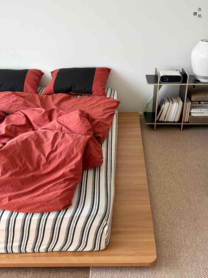 執事のインテリアノウハウ
- 寝室 

いつもベッドの上に階段を上り下りしていた我が家の猫
しかし、時には階段を省略して降りる時がとても多かったです。

そんなたびに執事の心もカン..

関節というのは年をとるにつれて摩耗します。 
病院費もスルルック..出てくる現実..

結局執事は.. 
低床型ベッドとして選びました！ 

組み立ても簡単に10分以内でしっかり設置してください！
マットレスを取り出して移動するだけで、構造変更も簡単です。

私はキングラージサイズです 
階段のように使うために 
クイーンサイズのマットレスよりも大きいものを選びました。

横に移動してある程度の席を作ってくれる
普段同じ祈り🤭

丸みを帯びた角が好き 
多くの低床型の中でもヨーモデルを選択しました。
満足しながら使用中です。

最後の写真は 
ベッドオンの直前と今
すごく育ちましたか？今兄弟のようです〜

今のように健康に育ちます✨


インテリアノウハウ#ラグインテリア #寝室ラグ 