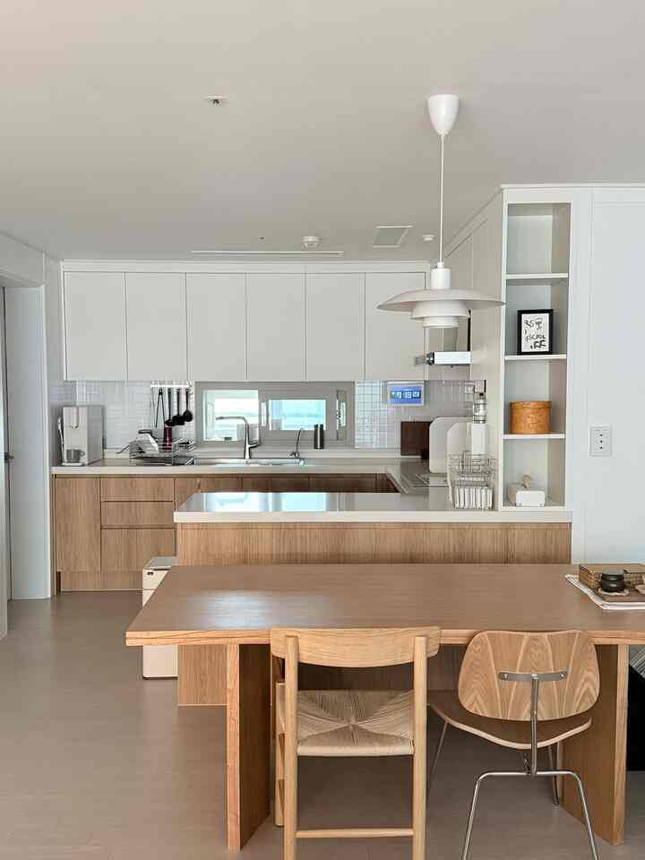 出勤前の朝ランニングに行って 
窓を開けて換気させて見たキッチンの姿🤎 



＃コンスープ記録集＃今日の私たちの家 
#キッチンスタイリング #キッチンインテリア #ダイニングテーブルおすすめ 
＃ダイニングルーム＃原木インテリア＃ウッドトーンインテリア 
＃ウッド＆ホワイト＃ホワイト＆ウッド 
＃セルフスタイリング＃セルフインテリア＃キッチンセルフ建設 
＃私は歓迎します。 
＃ダイニングテーブルライトおすすめ＃キッチンフィルム施工＃キッチンペイント施工＃キッチンタイルおすすめ 