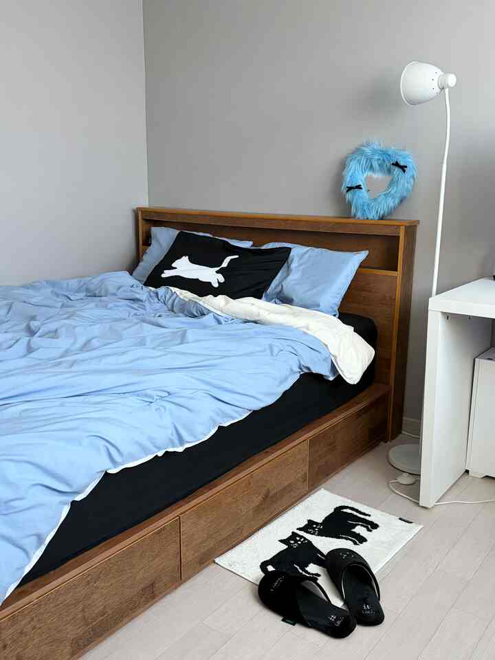 ヒップハンスプーンを入れた寝室のインテリア🖤

久しぶりに好きなインテリア
写真もいっぱい••


＃私の家の中で最も忙しい＃私のお金の内装＃ブルーインテリア＃今日の私たちの家＃コンスープ記録＃ミニマルなインテリア＃モダンなインテリア＃デスクテリアの家族＃私たちの家のフォトゾーン＃一人暮らしの方法＃跡の飾り＃ミニマリストの集まり 
