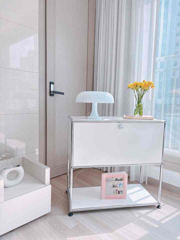 #콘수프기록집 #인테리어노하우 1 

収納場の上に照明とフリージアを一緒に置き、視線が自然にとどまるポイント空間で飾ってみました。
ここに日差しまで加わると、空間がさらに明るく明るくなりました。
他に飾らなくても雰囲気が整い、静かに気分が良くなる瞬間を作ってくれます:)

#USM #수납장 #화이트수납장 #모듈가구 #아르떼미데 #조명 #네시노 #꽃 #후리지아 #꽃테리어 #꽃병 #맞팔 #화이트인테리어 