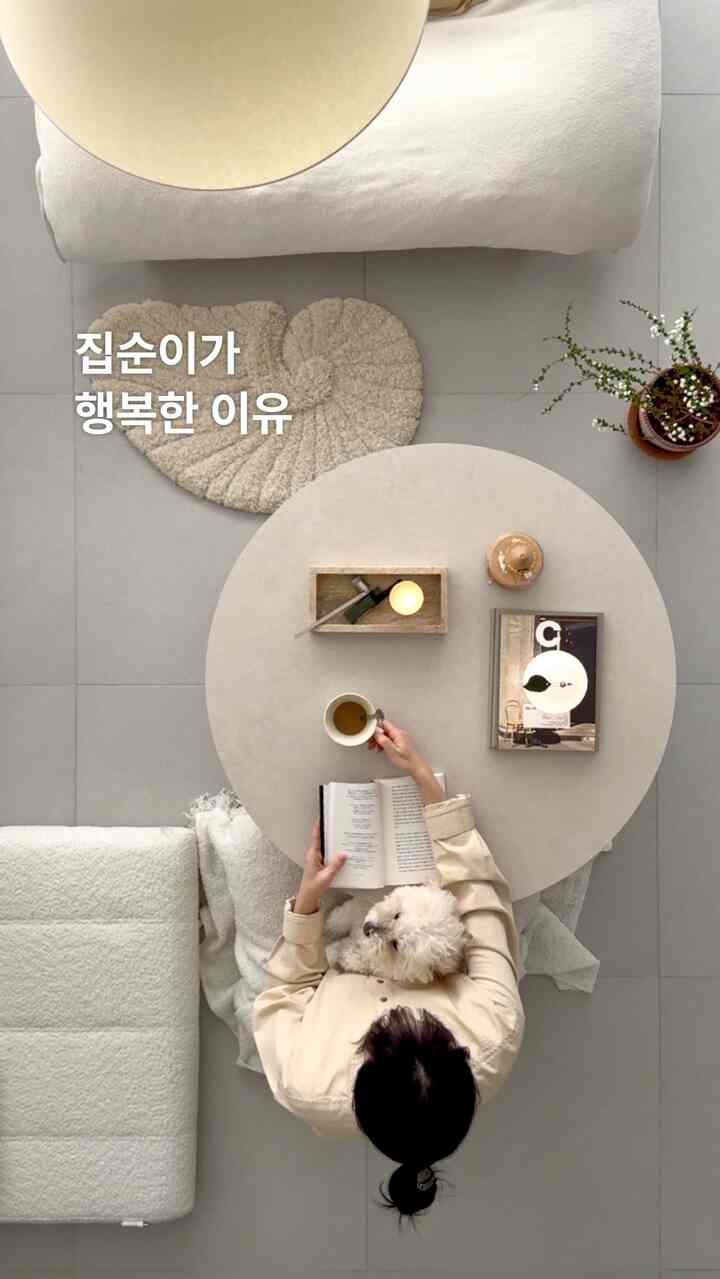 ソファテーブル1つで変わったリビングルームの雰囲気🛋️

あまりにも家畜なので滞在する時間が多いので、私が好きなもので空間を埋める過程が本当に大切です。
広い天板に適した高さなので床に座って休むのにもちょうどいい最近。 
好みのスプーンを加えたところ、リビングルームがはるかに愛情のある空間になりましたね:)

＃今日の私たちの家＃コンスープレコードハウス＃家の装飾＃リビングルームのインテリア＃コモンテーブル＃コンテール＃リビングルーム家具