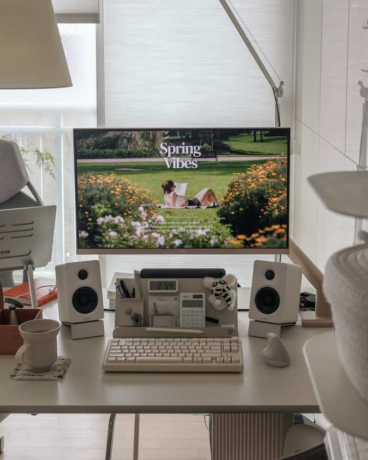 ＃コンスープ記録集＃インテリアノウハウデスクモニターにきれいなフリをつけて写真を撮るともっときれいに見えるという事実💚今日は春のフリを✨
＃リビングルームインテリア＃ホームオフィス＃書斎インテリア＃書斎装飾＃新婚ホームインテリア＃新婚ハウスデコレーション＃新婚ハウスリビングルームスタイリング 