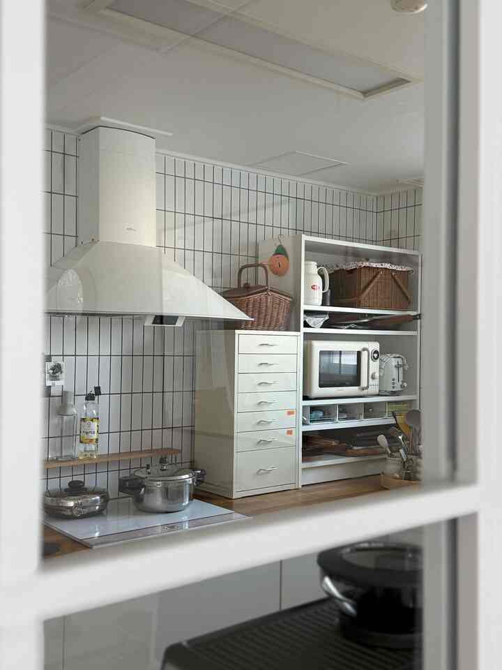 ＃今日の私たちの家＃コンスープ記録集 
🍙
キッチンは一日の中で最も使われるスペースですが、家具の配置は 
よく変わらないと思います。 
リビングルームはこんなに良くなりますが、奇妙にキッチンは皿洗いを終えたら逃げるように出てきた端末ですよｗｗｗ

いつも完璧に片付けられていないキッチンなので、一掃して撮った今日の我が家です。 
。
。
。
＃おがくず＃おがくず料理＃今日のおがくず＃ホームクック＃料理する日常
＃感性キッチン＃ホワイトウッドインテリア＃きれいな家＃整理整頓＃小確かなテム＃キッチン飾り＃キッチンスター＃キッチンクロス＃キッチン日常
