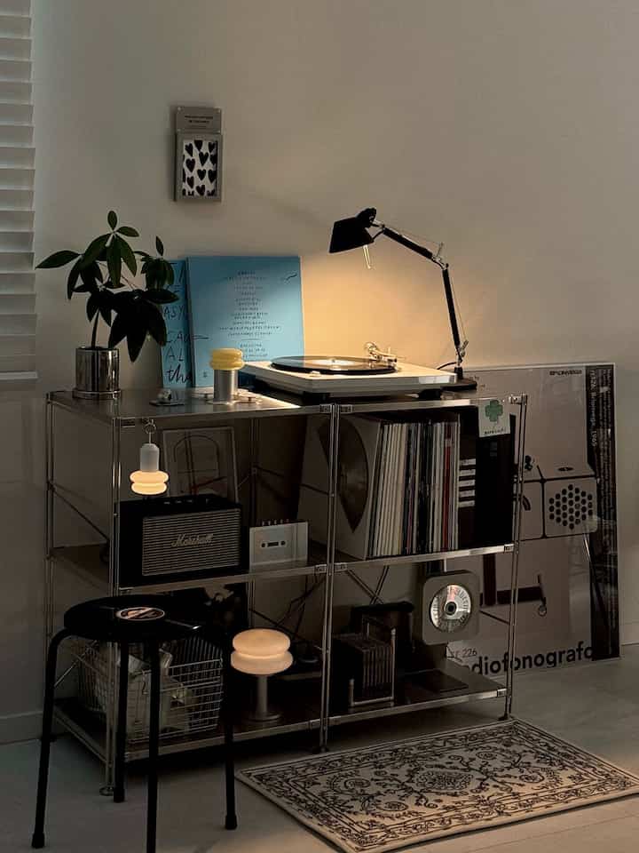 ＃コンスープ記録集＃インテリアノウハウ🩵✨
普通の棚を自分だけのミュージックゾーンに飾る🎵
まだバイニールをあまり集めていませんが、音楽に関連するものやそこに好きな小物、照明まで加えてくれれば、素敵な趣味空間を作れますよ！


ミルキーホーム#lp収納 #ステン棚 #棚飾り #リビングインテリア 