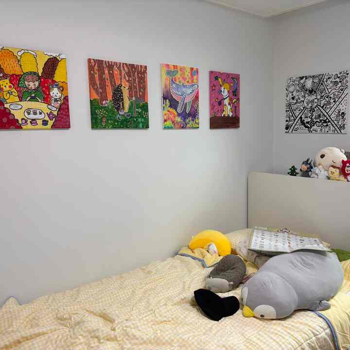 展示済みの写真、みんなどうやって保管しますか？
私はただ…部屋の壁に貼ってしまいました😂
子供部屋は小さなギャラリーになりました。 
   #초등학생방 #집꾸미기아이디어 