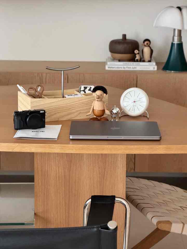 #賢い消費💻🪵🩶
一日中唯一の穏やかな時間
=ゆい昼寝タイム😴
きれいなオーガナイザーができてデスクを飾る
整理してから引き出しの深いところからカメラまで探して📷
ゆい赤ちゃんのときに撮った写真はしばらく見た。
時間の巡回だったんですか？すぐに起きてしまった彼女..

とにかく新しいオーガナイザーは本当にかわいいですか？
リジェ製品なのに実物はもっときれいですよ！
ウッドにスチールの組合せは本当の愛です゛。･✩ﾟ

#デスクテリア#オーガナイザー 