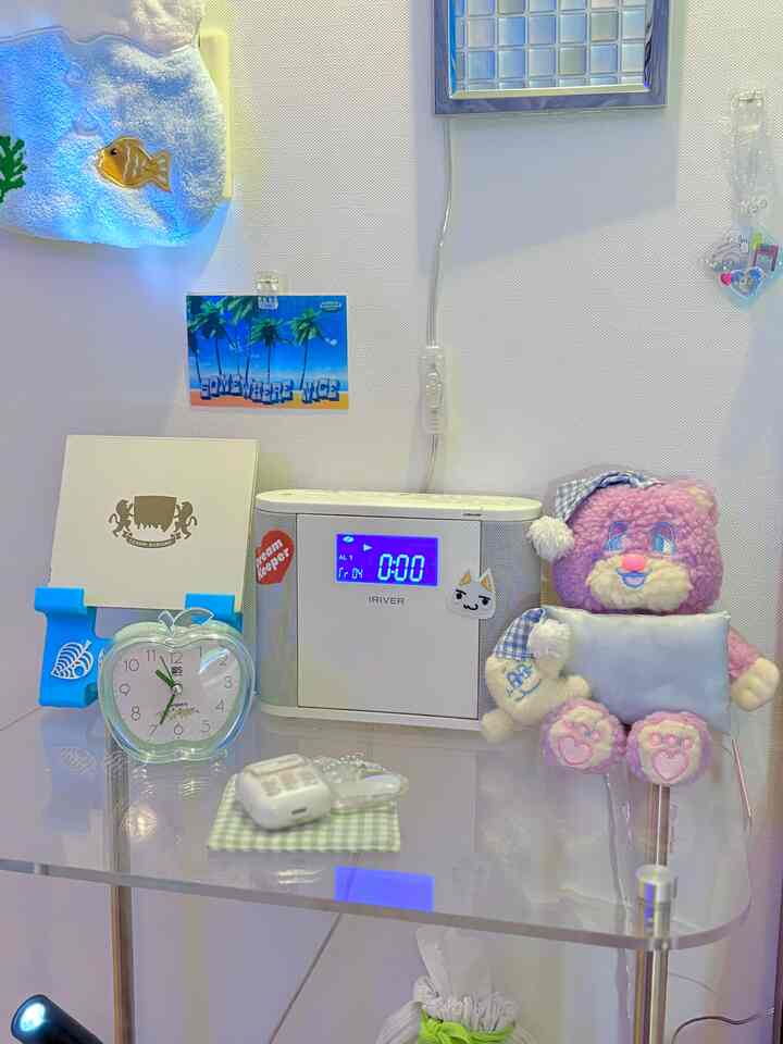 #フルーティガーエアロ
清涼で希望のあるムードの＃サイバーレトロ小道具！
透明で光沢のある小物は総出動しています。

あのアイリバー＃cdプレーヤーはちょうどその時の感性です
#2000年代の感じが漂うデザインだから 
本当に好きなテムです。
ただトゥト置くだけでもレトロ感性が！

十数年でよく書いていました。
久しぶりにシーディをやると音がバカですね… 
あまりにも古いそこには……これは修理になるのか…？
週末が終わったらぜひお問い合わせください！

＃今日の私の家 