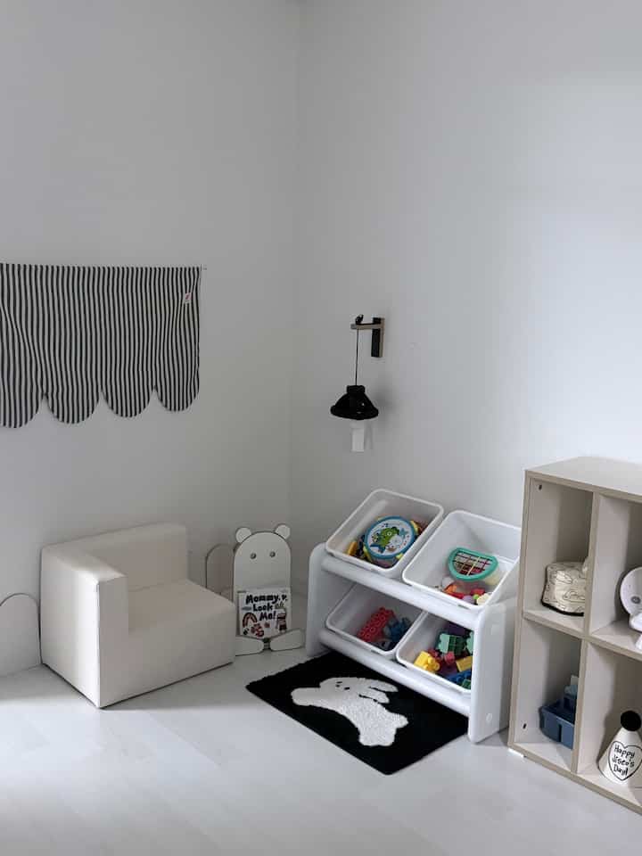 ＃コンスープ記録集＃コンスープ記録＃子供がいる家 

子供部屋に新しい家具と新しい配置♥ 

子供がますます大きいほど、スペースを広く使いたい心に
充実した収納と安全なソファ
きちんとした本棚とトロリーの両方を壁に押し込みます。
広い空間を作ってくれました！

スペースがたくさん必要なだけ
収納力が良くインテリアに損なわれない可愛い家具たち
目に入る最近 🙈

保存してください 
すべて押し込むことができる収納良いと美しい家具が必要なとき 
ぜひまた見つけてください🤭

ルナストーリーナナクリーナーは新製品をリリースしてから少し時間がかかりました。
後期多くの理由がわかりましたよ😳♥️

＃子供の部屋＃収納の達人＃収納＃子供の部屋のインテリア＃子供の装飾＃子供の家＃子供の家具＃赤ちゃんの家具＃赤ちゃんの飾り＃本棚＃おもちゃの整理箱＃ムードランプ＃子供のラグ＃赤ちゃんソファ＃今日の私たちの家＃ 