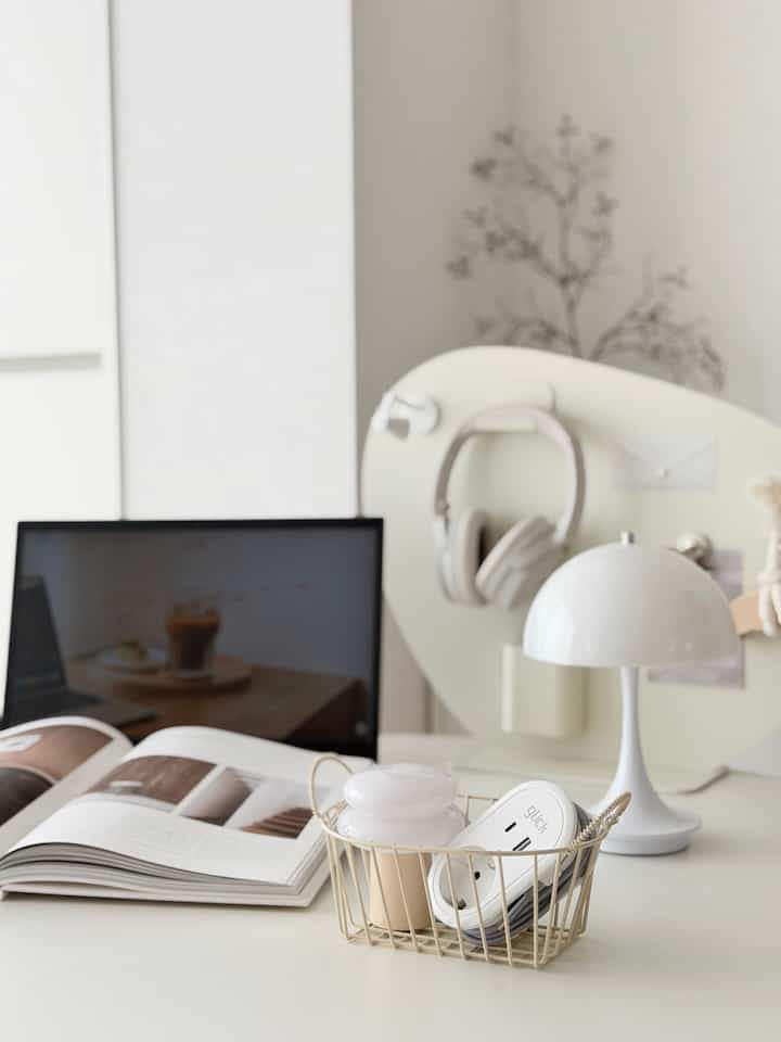 何かを差し込んでおけばあまりにも目立ってしまい、厄介なキッチンコンセントの席が悩みだったのに 
スリムに並べないタイプの1口マルチタップを挿しておくとすっきりしながらいろいろ充電できるようになりました:) 
見えるスペース＆よく使わないコンセント位置には、床に伸びるマルチタップよりも、とても壁に付いている（？）タイプのマルチタップがはるかにきれいに見えると思います🤍


＃インテリアノウハウ＃コンスープ記録集＃デスクテリア＃キッチンインテリア＃マルチタップ 